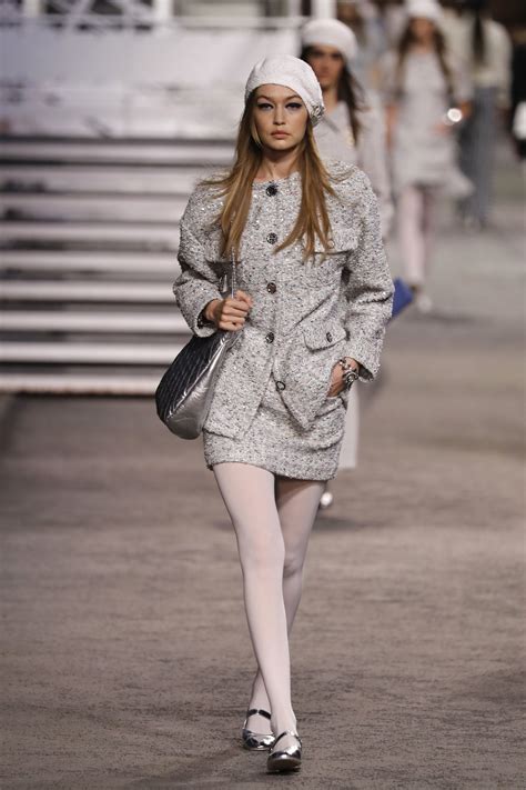 gigi hadid desfile chanel|Gigi Hadid catwalk moments.